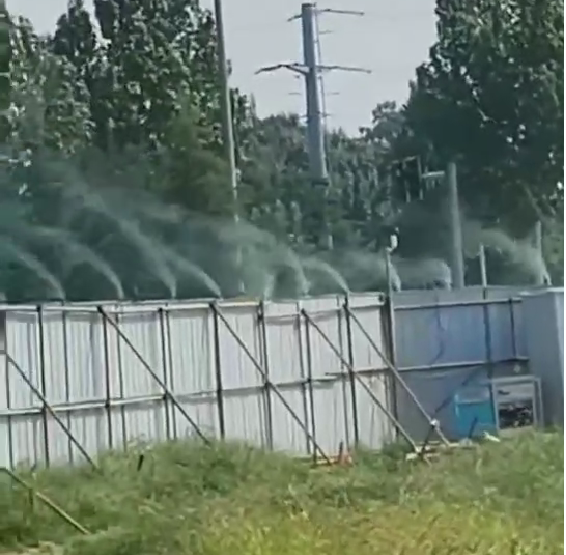 Опрыскивающая система на ограждении